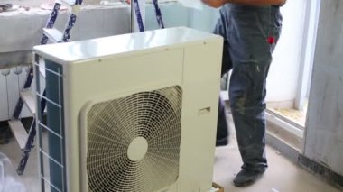 Genç adamın yanına Klima