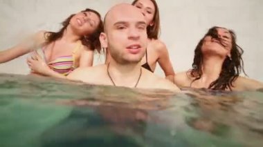 Adam havuzda kızlarla