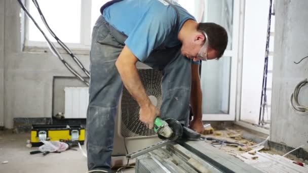 Worker saws profile for split system — Stock Footage Worker saws profile for split system Royalty Free Stock Video