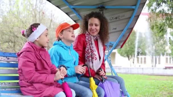 Mother and two children swing — Stock Video