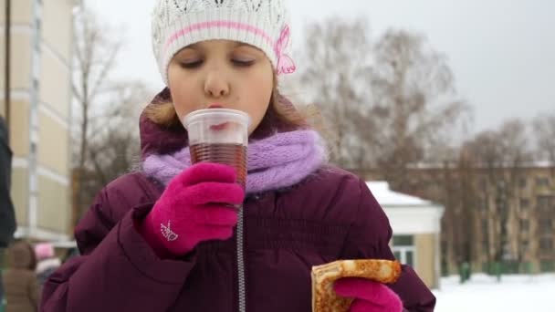 Liten flicka äter pannkaka — Stockvideo