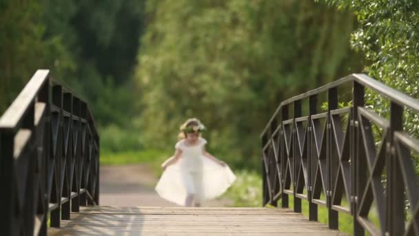 Niña bonita en vestido blanco — Vídeos de Stock