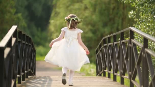 Маленькая симпатичная девочка бежит — стоковое видео