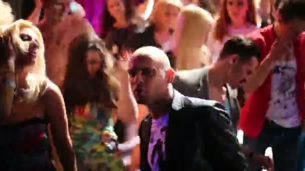 Lidé tančí na párty — Stock video
