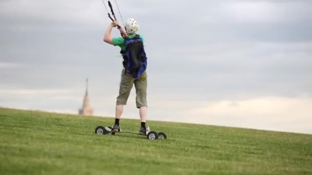 Junger Mann mit Helm betreibt Landkiting — Stockvideo