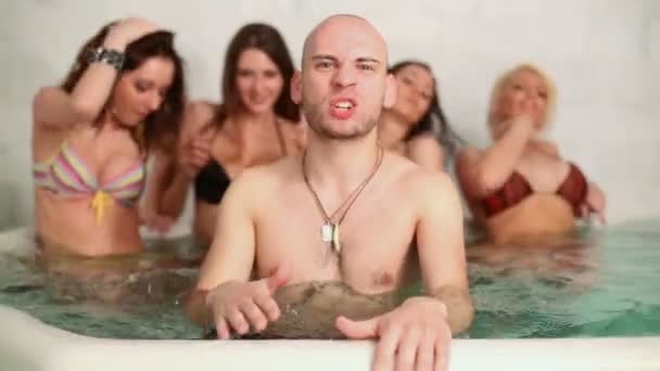 Uomo in piscina con quattro ragazze — Video Stock