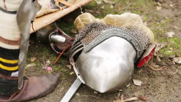 Middeleeuwse helm aan de voeten van de mens — Stockvideo