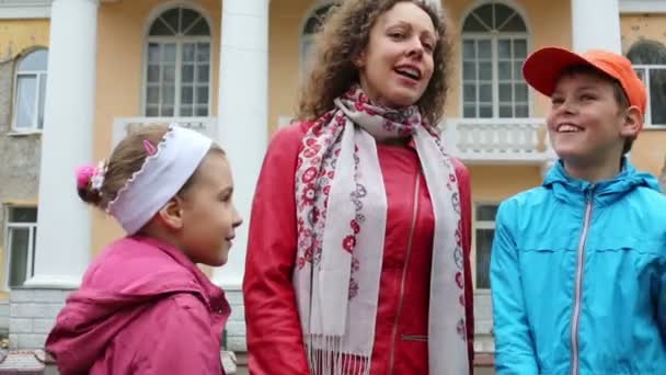 Matka i dwoje dzieci mówić — Wideo stockowe