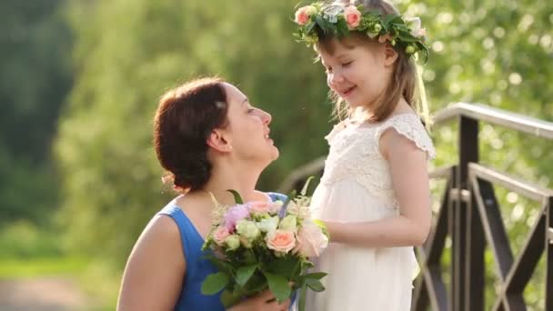 Mãe com buquê e filha pequena — Vídeo de Stock