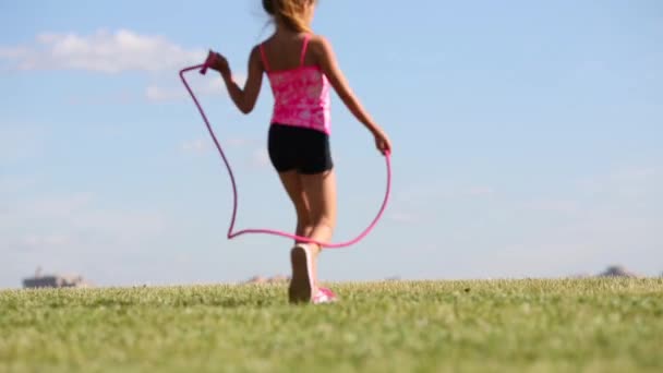 Petite fille courir avec corde à sauter — Video