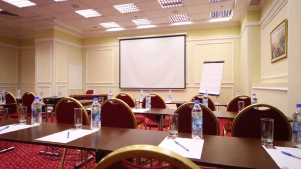 Empty meeting hall with red chairs — Stock Video