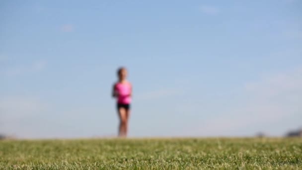 Niña en pantalones cortos corriendo — Vídeos de Stock