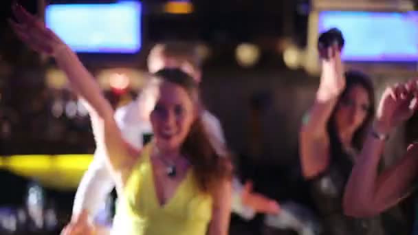 Folk dans på nattklubb — Stockvideo