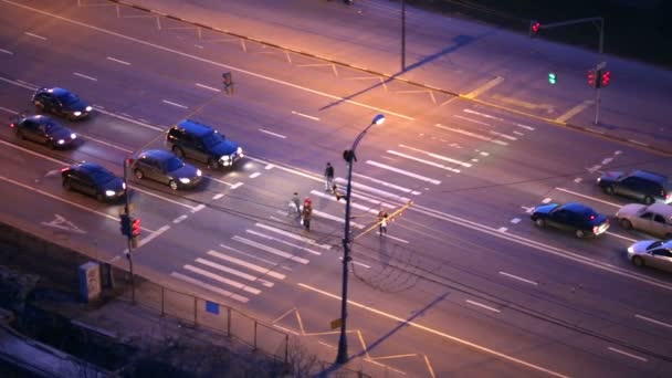 交差道路を人します。 — ストック動画