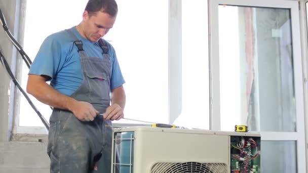 Worker prepares details on air conditioner — Stock Footage Worker prepares details on air conditioner Royalty Free Stock Footage