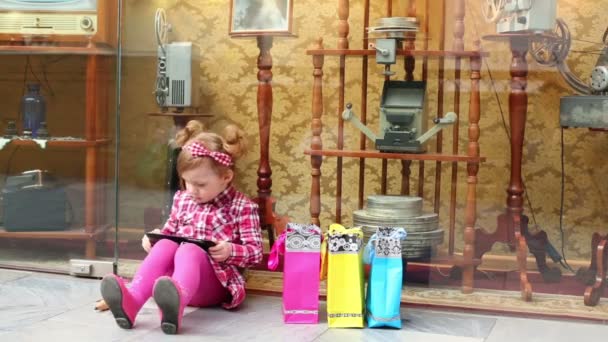 Malá holka sedí na podlaze — Stock video