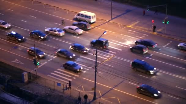 Los coches van en luz verde . — Vídeos de Stock