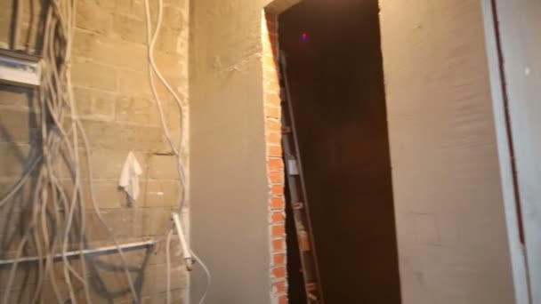 Nouvel appartement et deux travailleurs . — Video