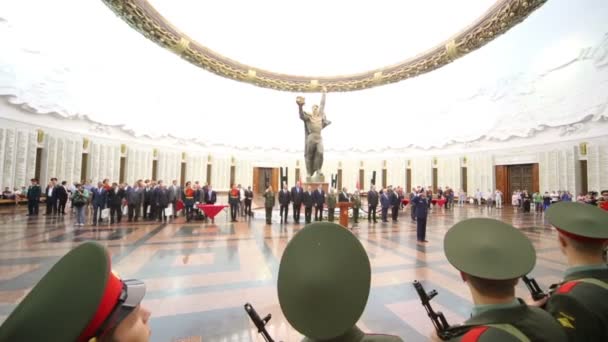 Soldiers carry banners — Stock Video