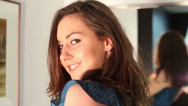 Молода красива дівчина в блакитній сукні — стокове відео