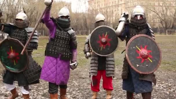 Vier krijger in Armor — Stockvideo