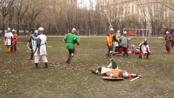 Lutando contra guerreiros medievais — Vídeo de Stock