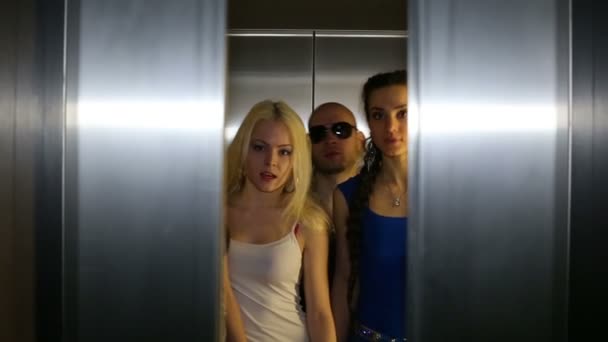 Homme chauve avec trois belles filles — Video