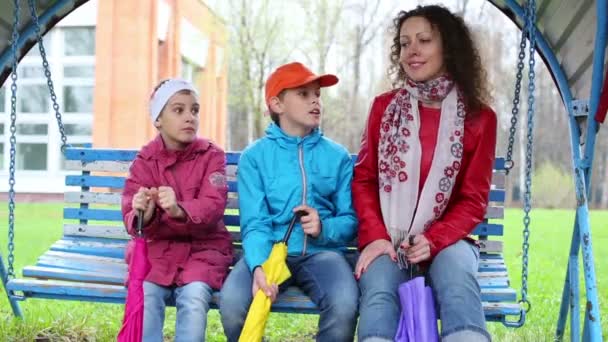 Madre e hijos columpio — Vídeo de stock