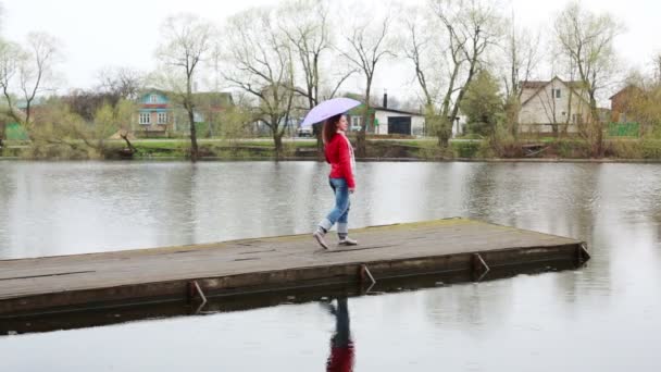 Mulher com guarda-chuva roxo — Vídeo de Stock