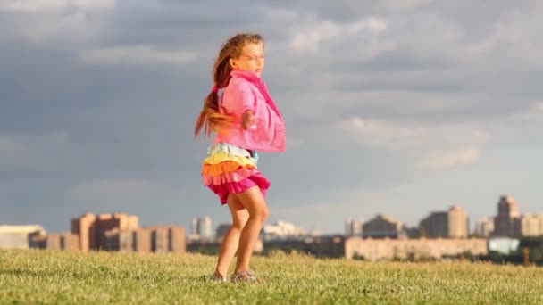 快乐的小女孩在粉红色转弯 — 图库视频影像