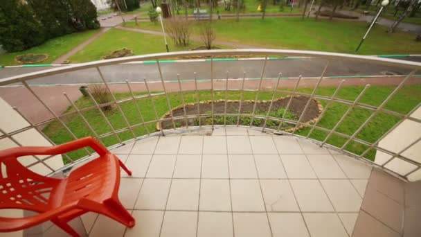 把红色的椅子阳台 — 图库视频影像