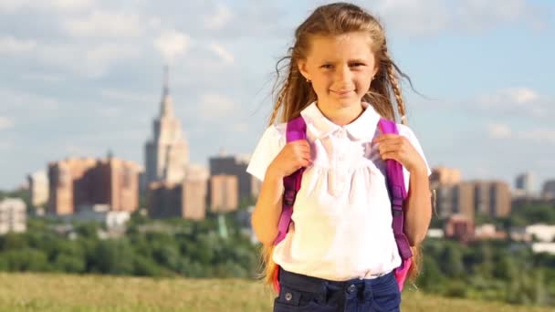 Niña con mochila rosa — Vídeos de Stock