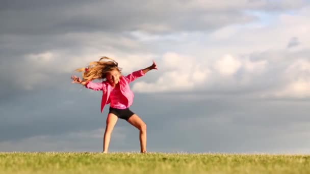 Little happy girl does cartwheel — Stock Video