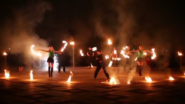 Lidé hořící fanoušky na fireshow. — Stock video