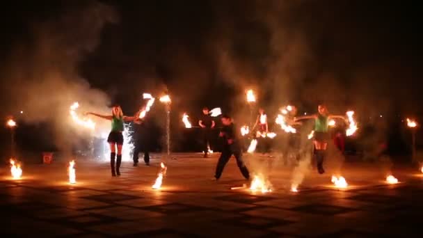 Människor brinnande fans på fireshow. — Stockvideo