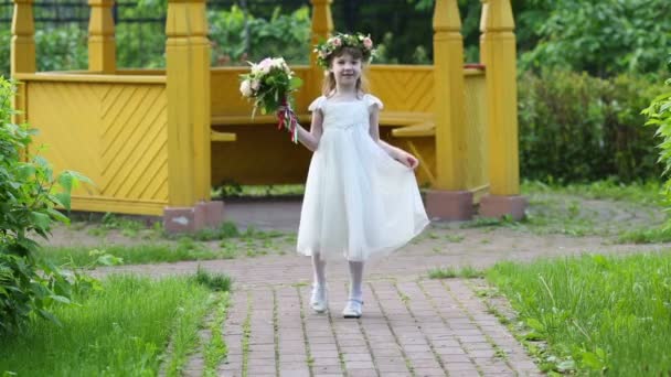 Маленька гарненька дівчинка в сукні — стокове відео