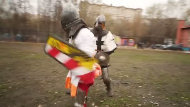Zwei Krieger in Kostümen kämpfen — Stockvideo