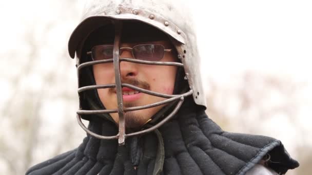 Chlapec v helmě v Rusku-Orda manévry — Stock video