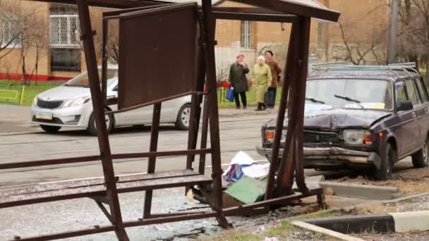 El coche se estrelló contra la parada de autobús — Vídeos de Stock