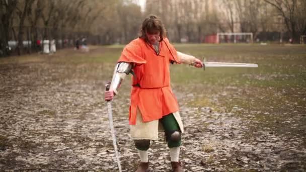 El hombre se vuelve espadas en la Batalla del Este — Vídeo de stock