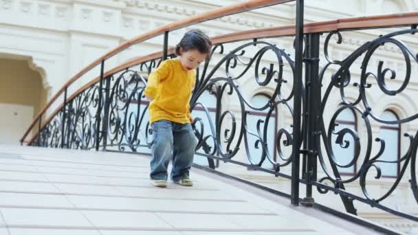 Pequeño chico guapo saltando — Vídeo de stock