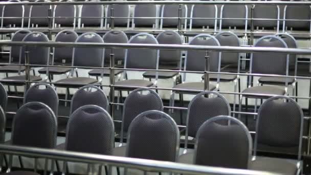 Ряды стульев с поручнями в зале — стоковое видео