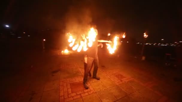 Guy požární oddych vytryskne ohnivé koule — Stock video