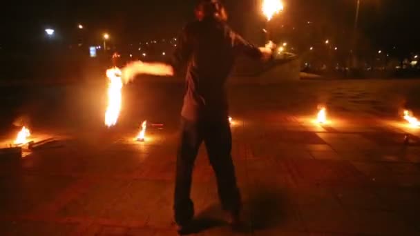 燃焼のランドマークをジャグリング少年 — ストック動画