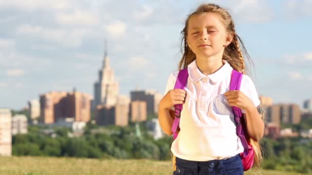 Niña con mochila rosa — Vídeo de stock