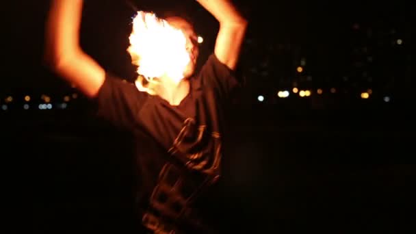 Young man juggles burning pois — Stok video