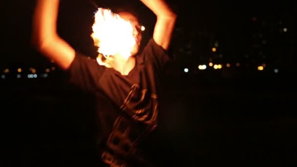 Young man juggles burning pois — Stock Video