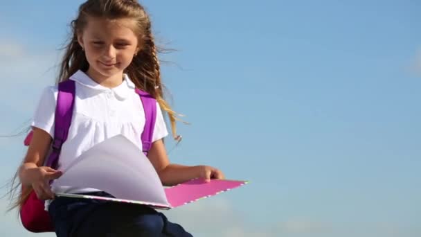 Menina com bloco de notas nas mãos — Vídeo de Stock