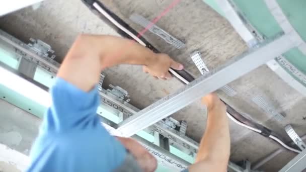 Arbeiter setzt Rohr an die Decke — Stockvideo
