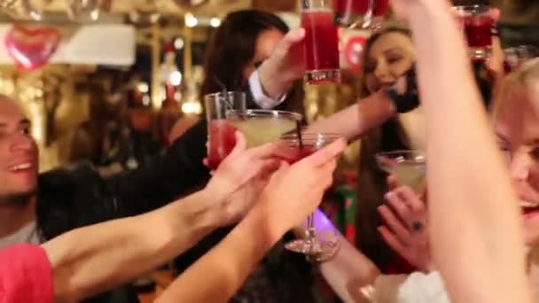 Glückliche Menschen klirren Gläser mit Cocktails — Stockvideo